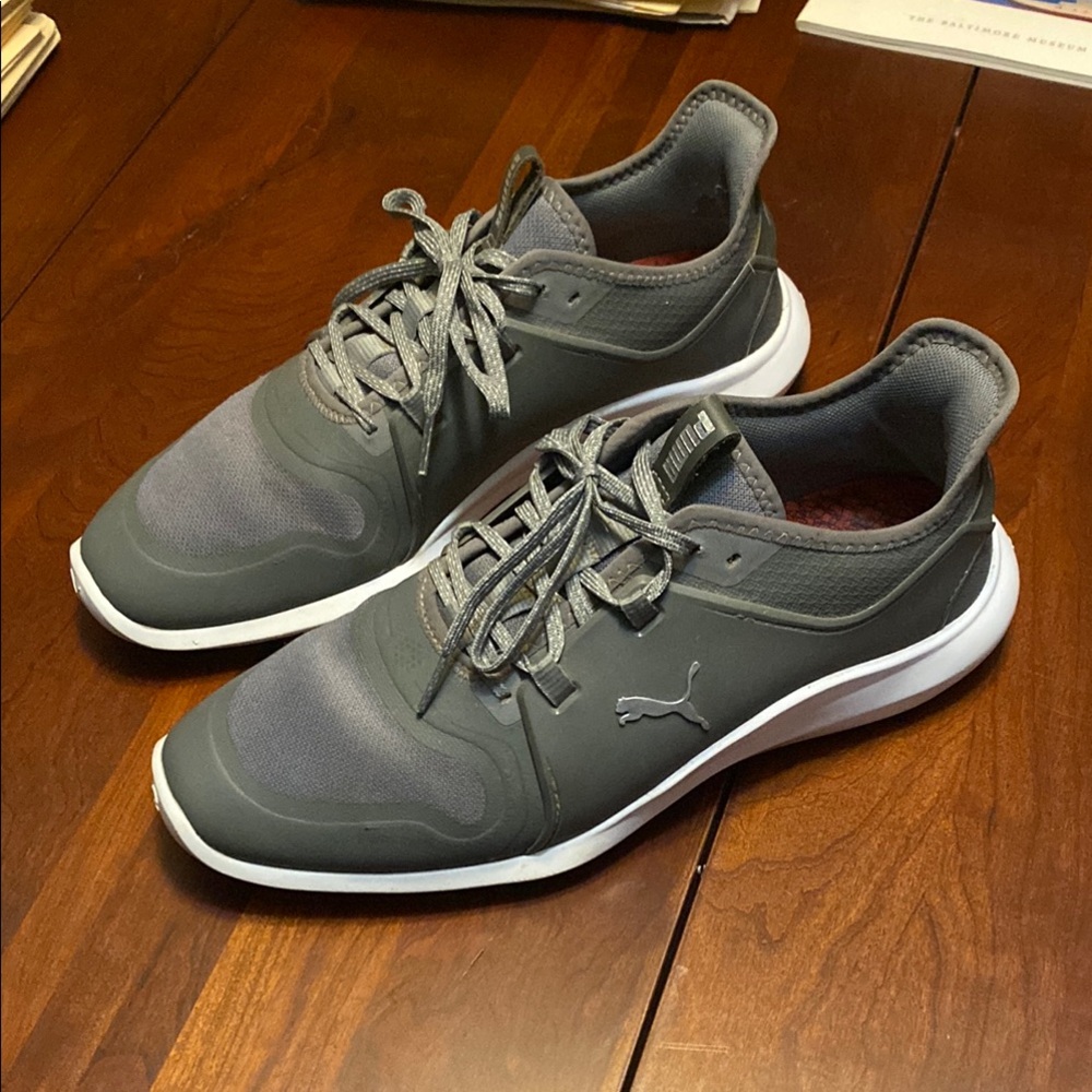 Mens Golf Shoes 9 1/2 US. Puma. Like new barely worn. Spikeless.
